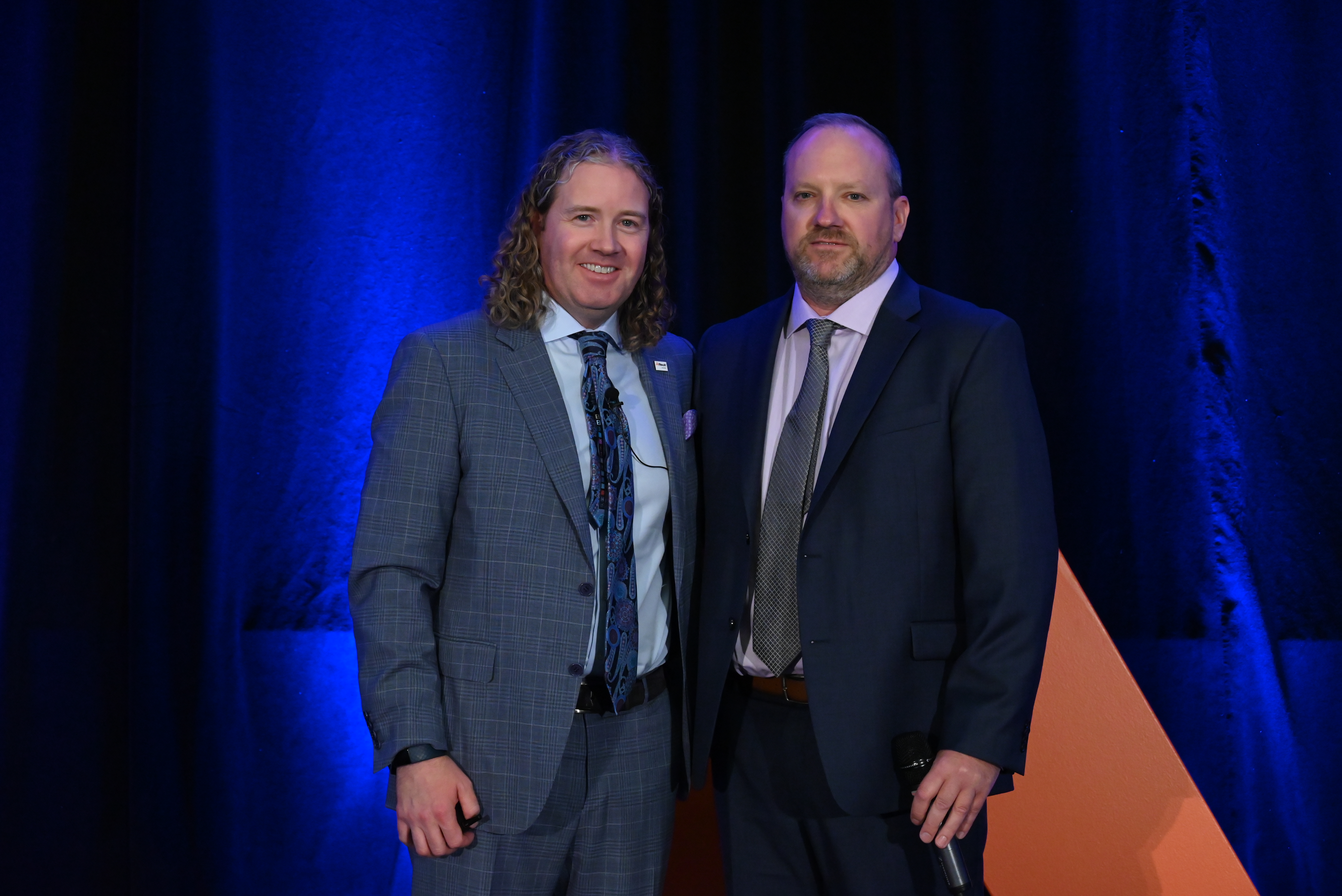 "Le Dr Mark Lyons a remis à Jeff Stanton le prix Planet of Plenty d'Alltech Canada lors de la conférence ONE Calgary."