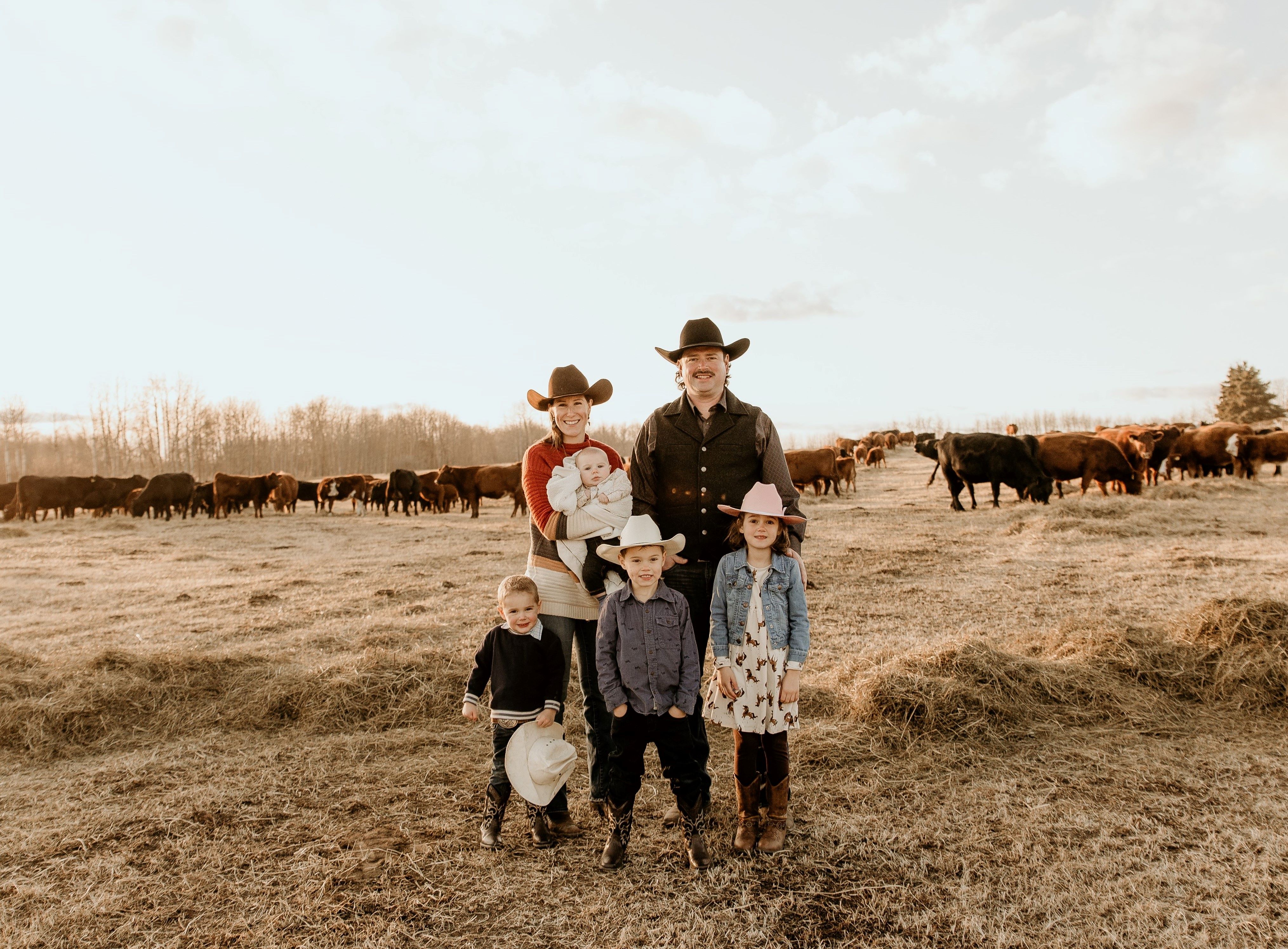 Alltech est heureux de reconnaître Brett et Jillian Byers et leurs enfants des Blue Ridge Farms de l'Alberta comme lauréat du prix Alltech Canada Planète d'Abondance ™ 2022.