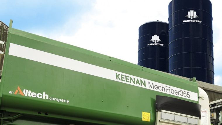 KEENAN mixer wagon in front of OHS silos