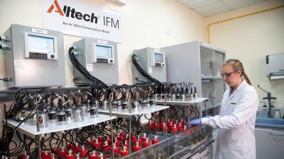Inauguración del nuevo laboratorio Alltech IFM, para evaluar la digestibilidad de las raciones de rumiantes en Europa.